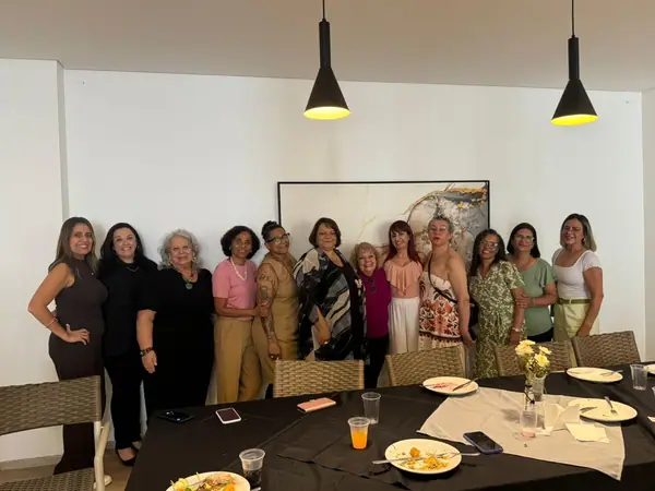 Convidadas reunidas em volta da mesa do almoço
