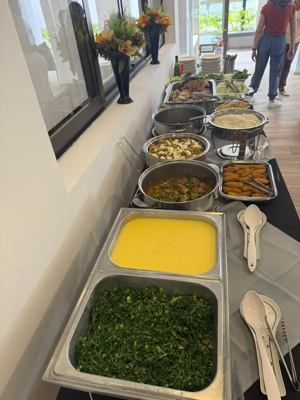 Polenta e couve refogada em chafings de inox