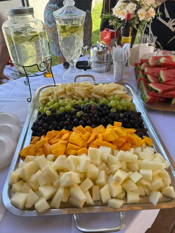 Travessa de frutas e queijos organizados por cor