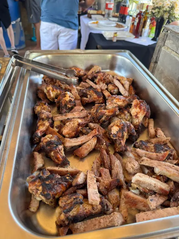 Frango e cortes assados em cuba de inox