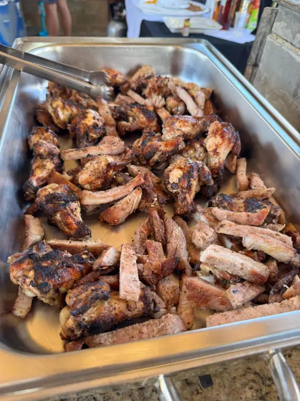 Frango assado e cortes de carne em cuba de inox