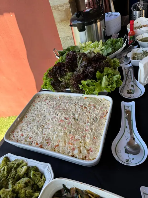 Saladas e maionese em mesa ao ar livre