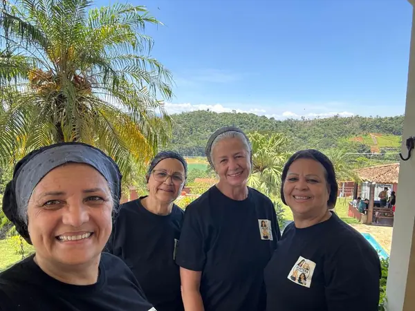 Equipe posando com vista para as montanhas