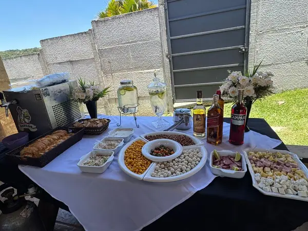 Mesa de petiscos e bebidas em área externa