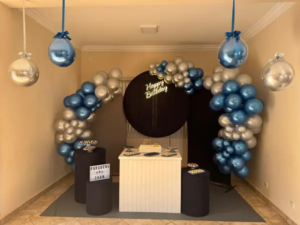Decoração de aniversário com arco de balões azuis e prata