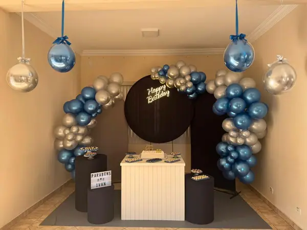 Decoração de aniversário com arco de balões azuis e prata