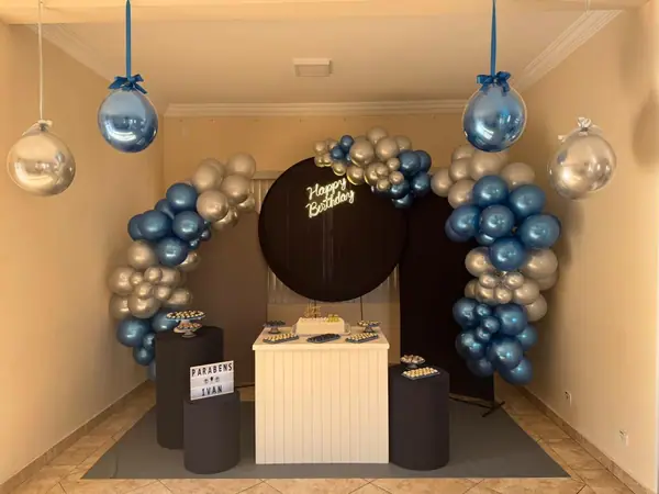 Decoração de aniversário com arco de balões azuis e prata