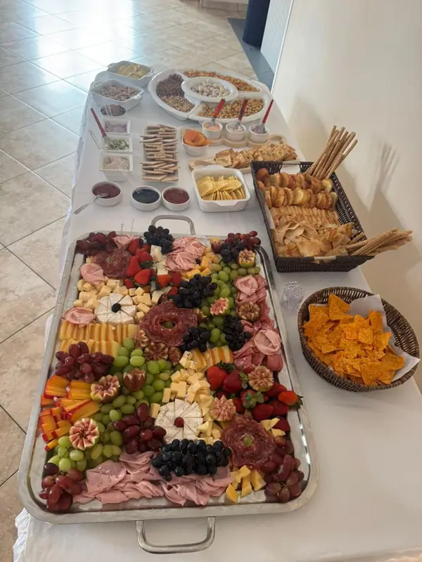 Tábua de frios com flores de salame e queijos