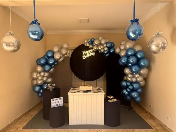 Decoração de aniversário com arco de balões azuis e prata
