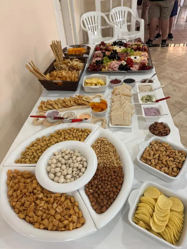 Mesa de petiscos com amendoins, frios e limão