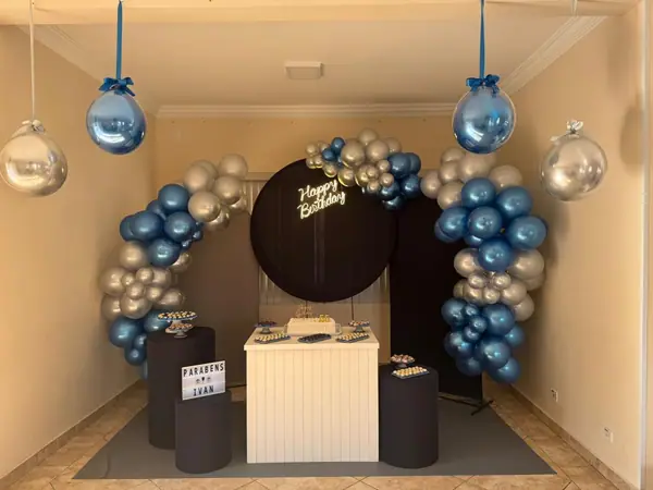 Decoração de aniversário com arco de balões azuis e prata