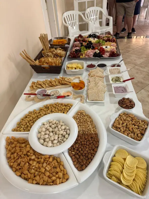 Mesa de petiscos com amendoins, frios e limão