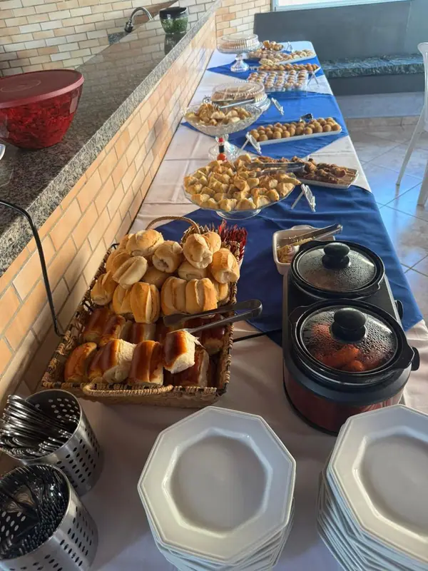 Mesa de buffet com pães e toalha azul