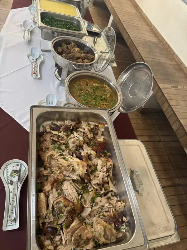 Chafing com frango desfiado e preparações quentes
