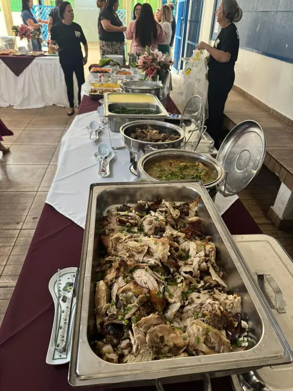 Chafing com frango desfiado em mesa de buffet