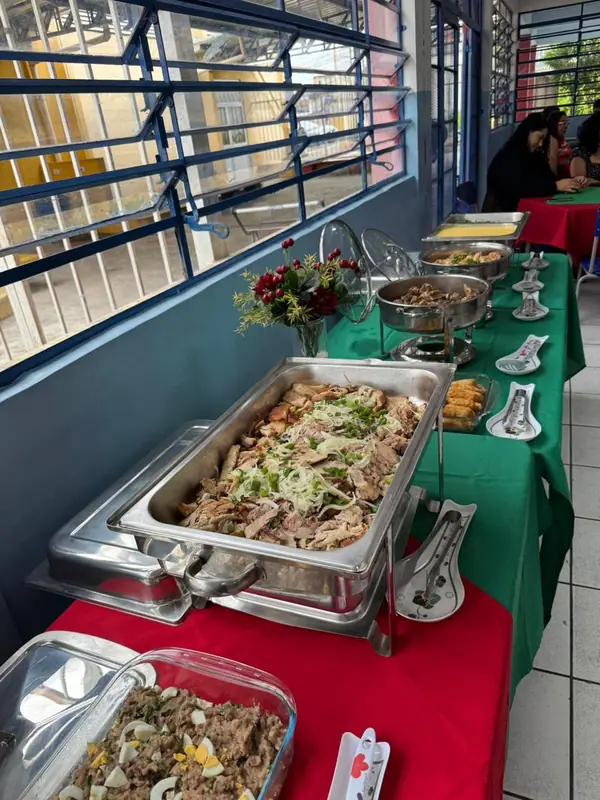 Buffet em corredor com toalhas vermelha e verde
