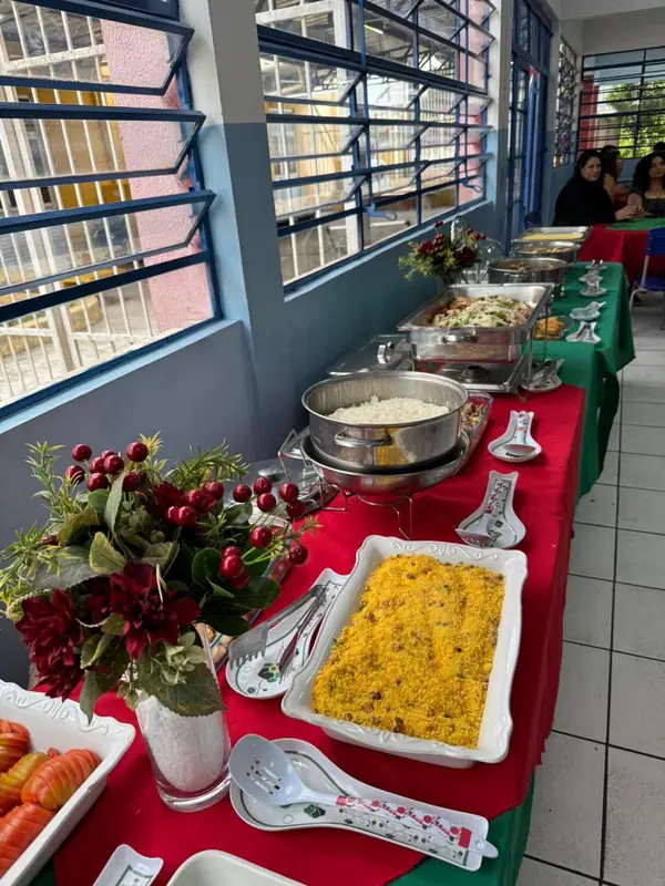 Buffet de Natal com toalha vermelha e arranjo de flores