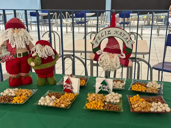 Mesa de Natal com Papais Noéis e petiscos