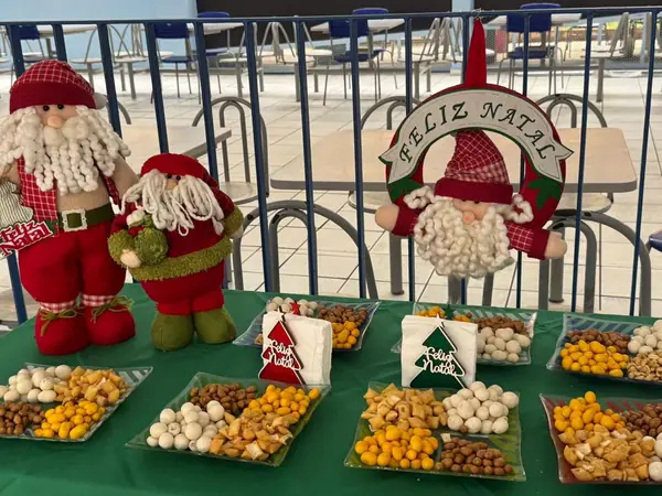 Mesa de Natal com Papais Noéis e petiscos