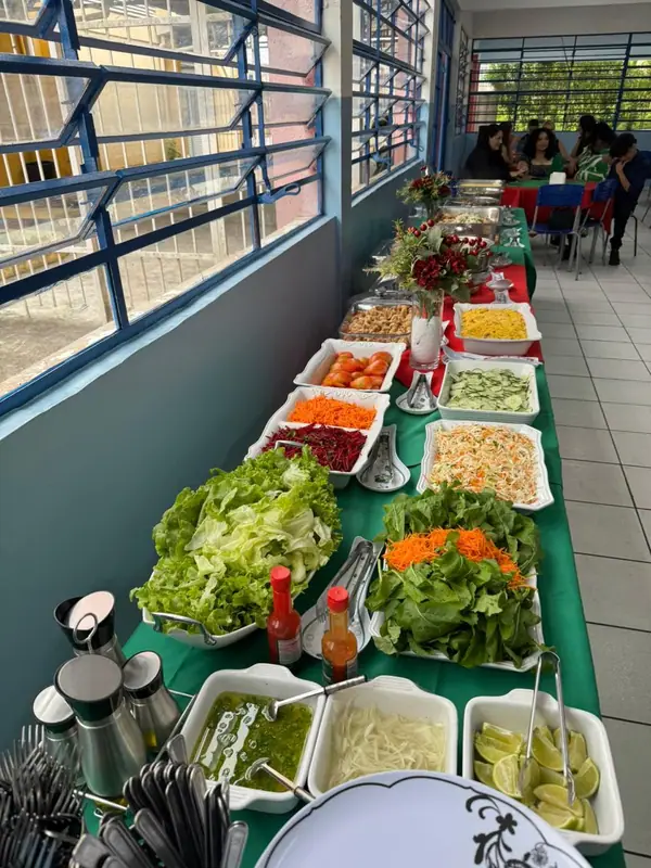 Saladas e acompanhamentos em mesa de buffet