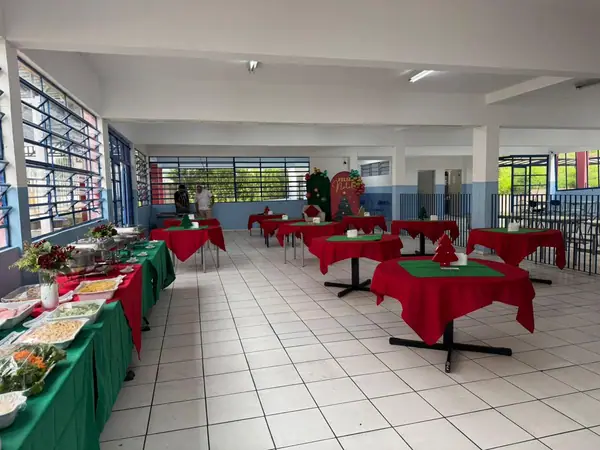 Salão com mesas de Natal e buffet ao fundo
