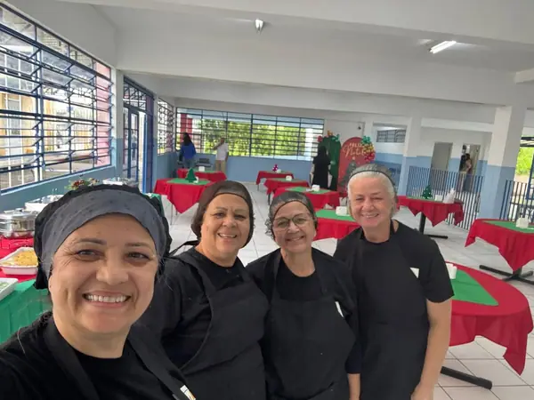 Equipe posando diante do salão decorado para o Natal