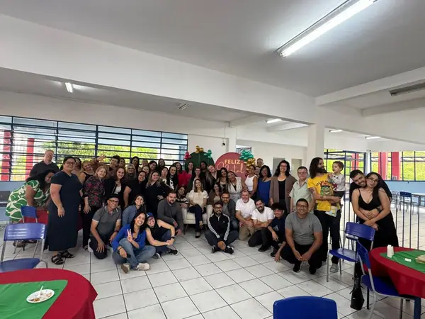 Convidados reunidos no salão