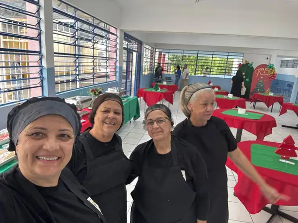 Equipe em selfie no salão