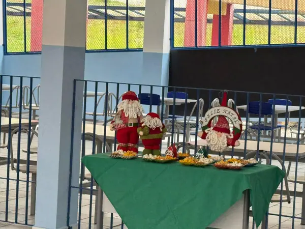 Mesa de Natal com Papais Noéis e petiscos
