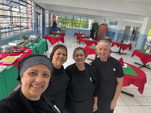 Equipe posando ao lado do buffet