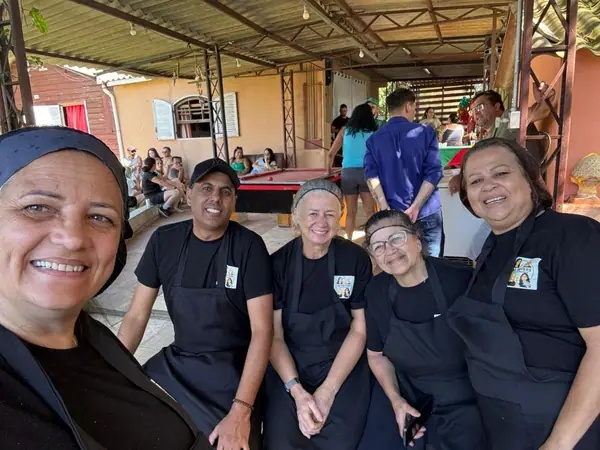 Equipe e convidados no espaço da festa