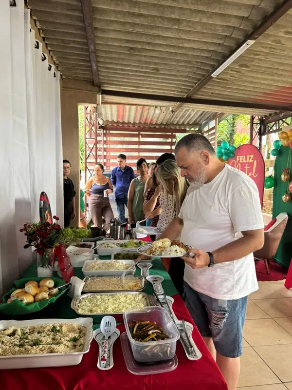 Convidado se servindo no buffet de Natal