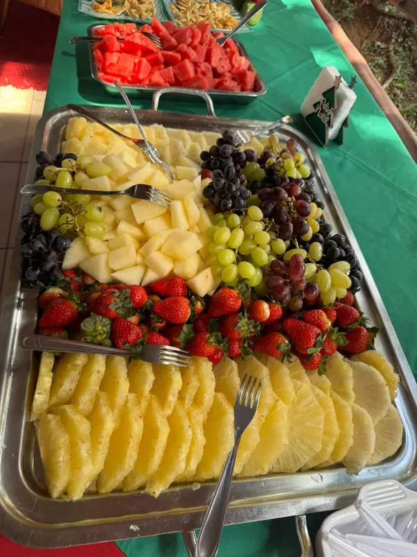 Travessa de frutas com morango, uva, abacaxi e melancia