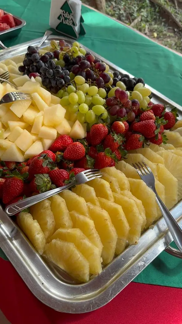 Travessa de abacaxi, uva e morango