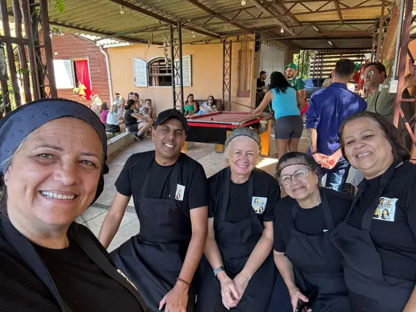 Equipe em selfie no espaço da festa