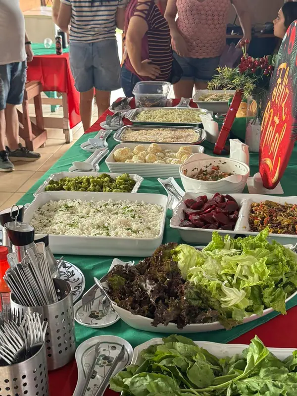 Saladas e talheres em mesa de buffet de Natal