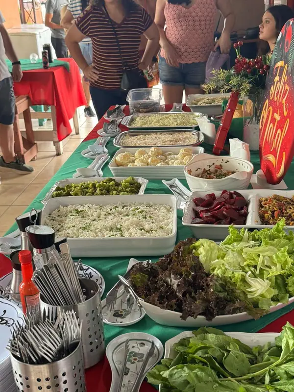 Saladas e talheres em mesa de buffet de Natal