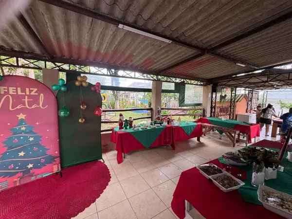 Painel de Natal e mesas no salão coberto