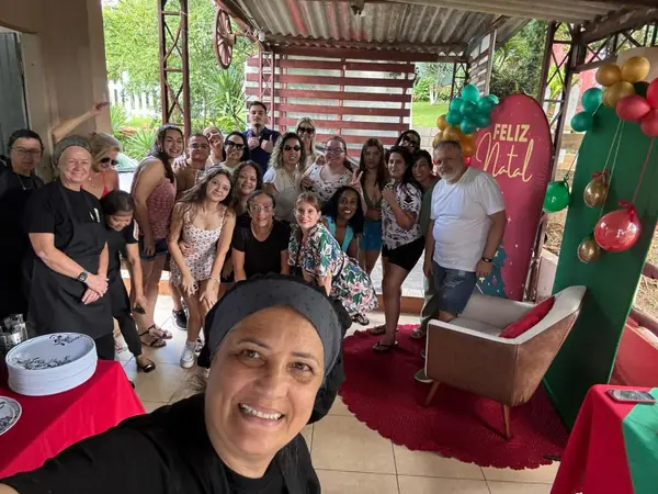 Selfie com convidados em festa de Natal