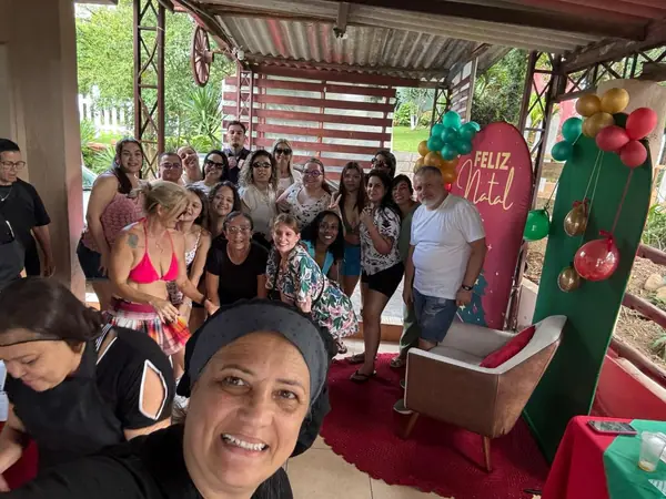 Selfie com convidados em festa de Natal