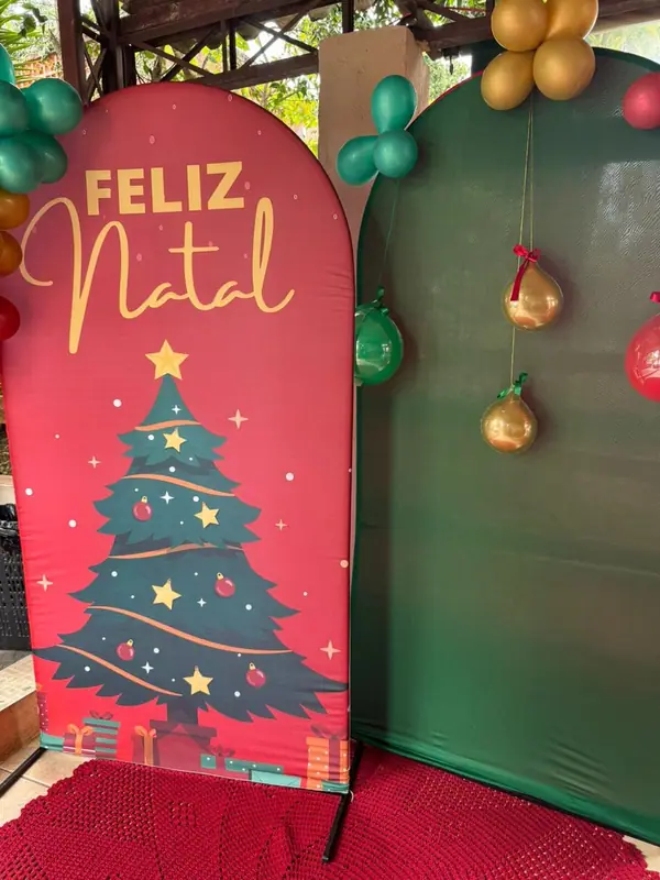 Painel Feliz Natal com árvore e balões