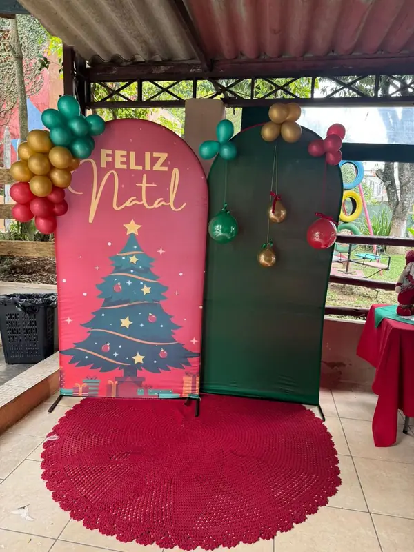 Painel Feliz Natal com balões e tapete vermelho