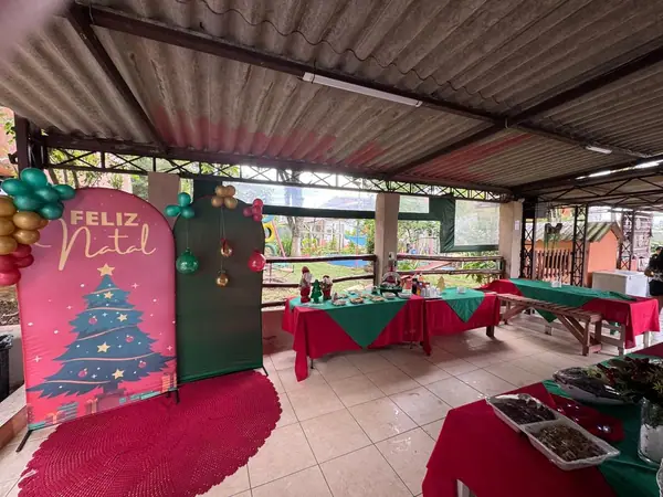 Painel Feliz Natal ao fundo do salão