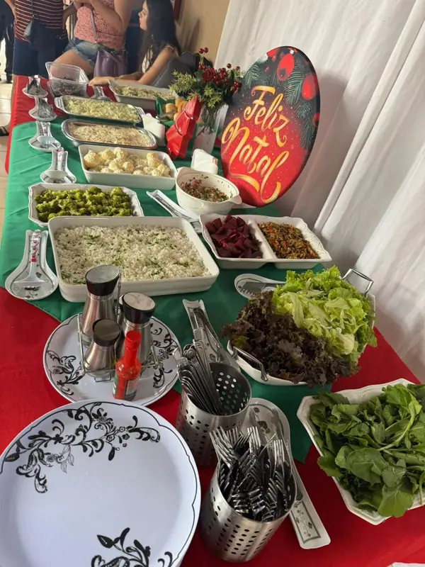 Buffet de Natal com saladas e pratos