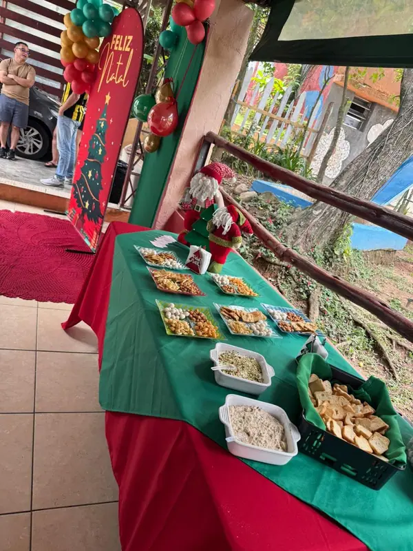Mesa de Natal com toalha verde e vermelha e petiscos