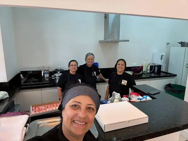 Equipe na cozinha da casa
