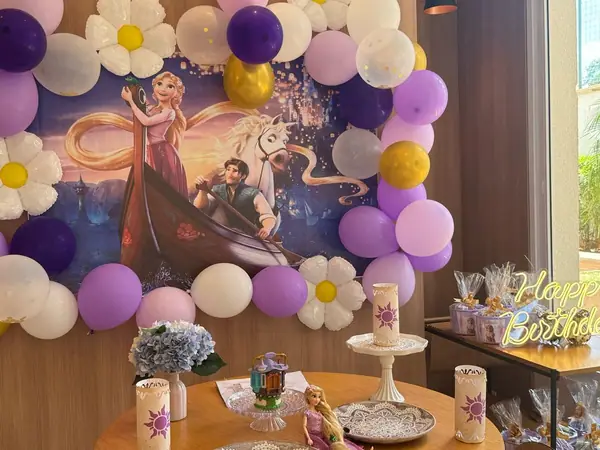 Painel de aniversário infantil com balões roxos e dourados