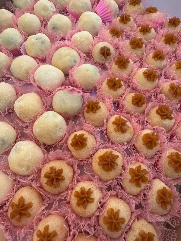 Docinhos brancos e de coco em forminhas rosa