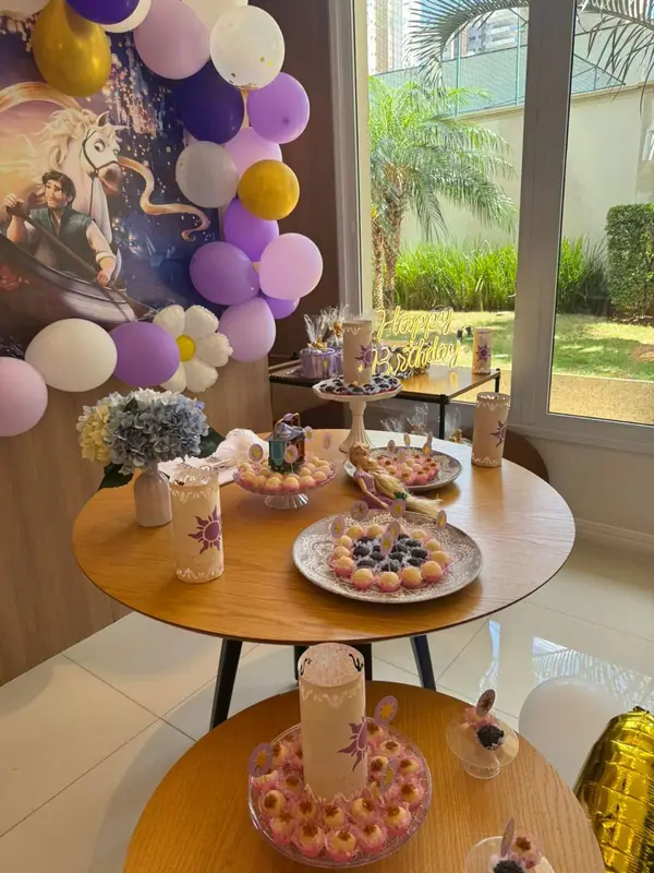 Mesa de doces com balões roxos e dourados
