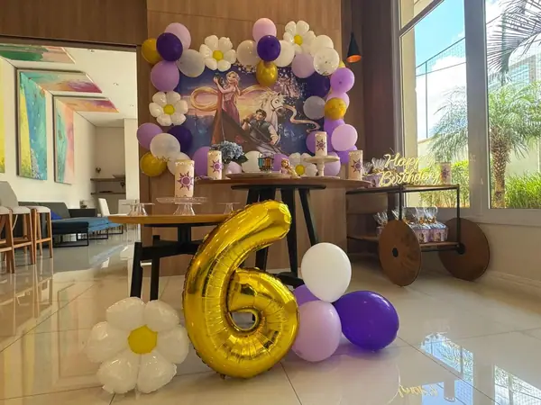 Número 6 dourado e painel de aniversário com balões